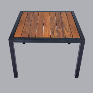 Mesa Venus com estrutura de alumínio e tampo em madeira Cumarú tratada para ambientes externos.